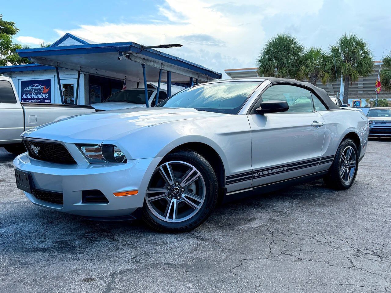 Used 2010 Ford Mustang Convertible RWD image 2