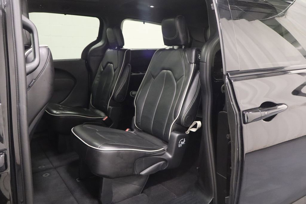 Used 2025 Chrysler Pacifica Limited image 12