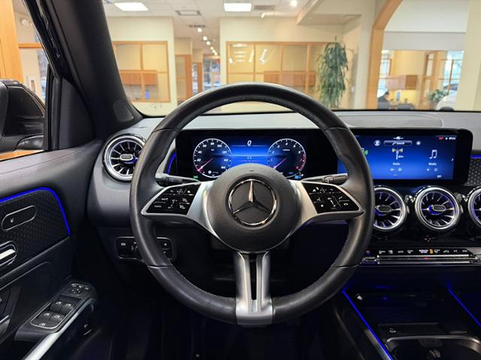Used 2024 Mercedes-Benz GLB 250 image 10