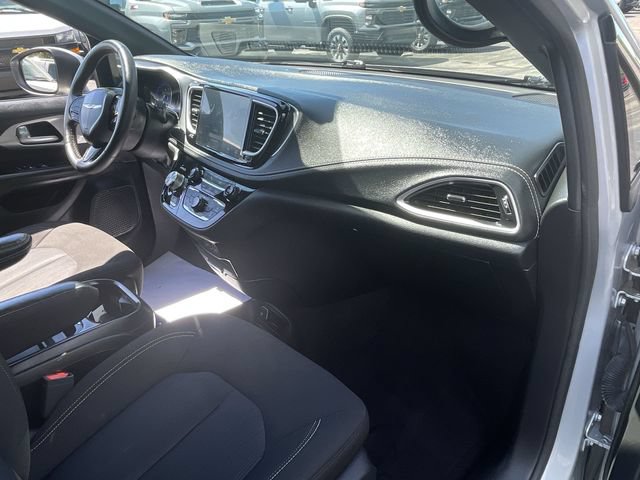 Used 2023 Chrysler Pacifica Touring FWD image 29