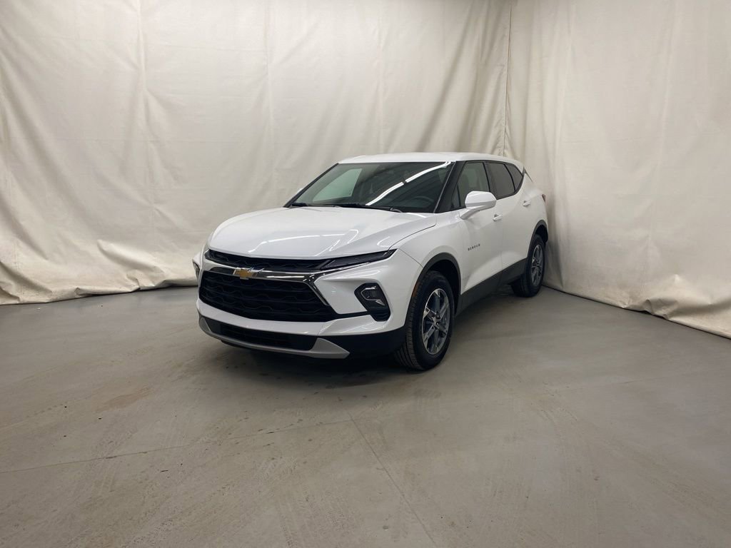 Used 2025 Chevrolet Blazer LT image 2