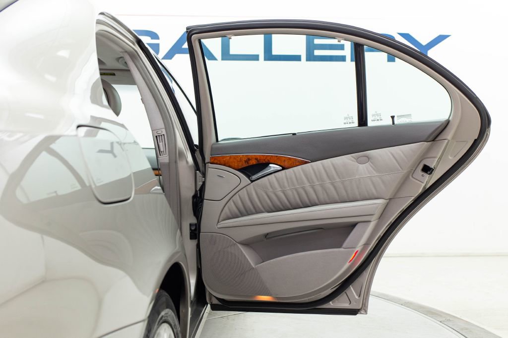 Used 2005 Mercedes-Benz E 500 Sedan w/ Lighting Pkg image 30