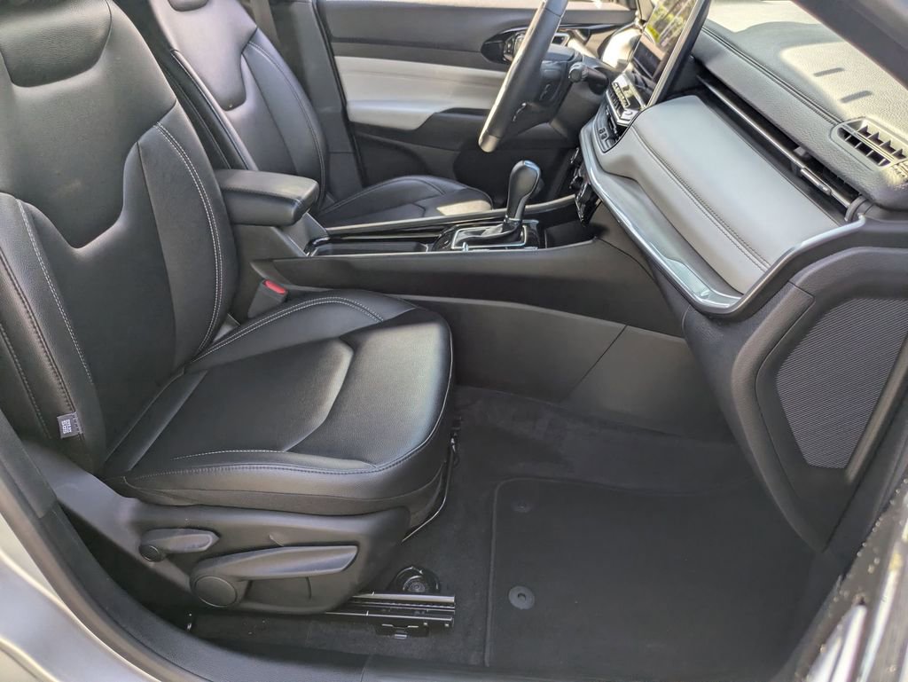 Used 2025 Jeep Compass Limited AWD/4WD image 29