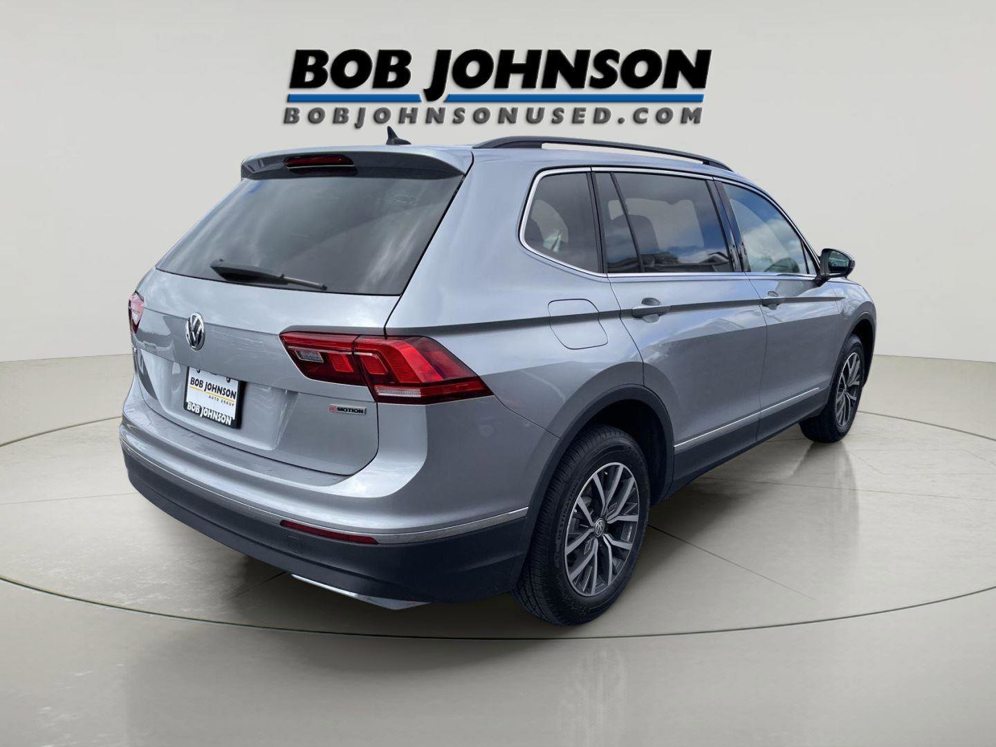 Used 2020 Volkswagen Tiguan SE w/ Panoramic Sunroof Package image 3