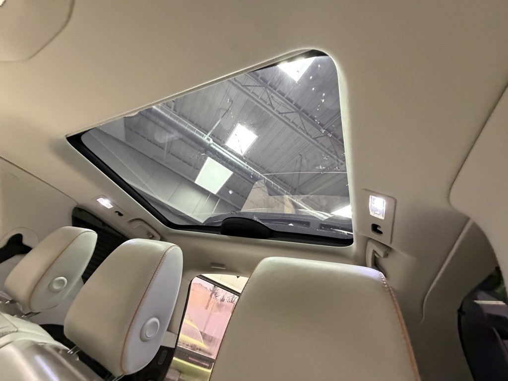 Used 2019 Land Rover Discovery HSE image 13