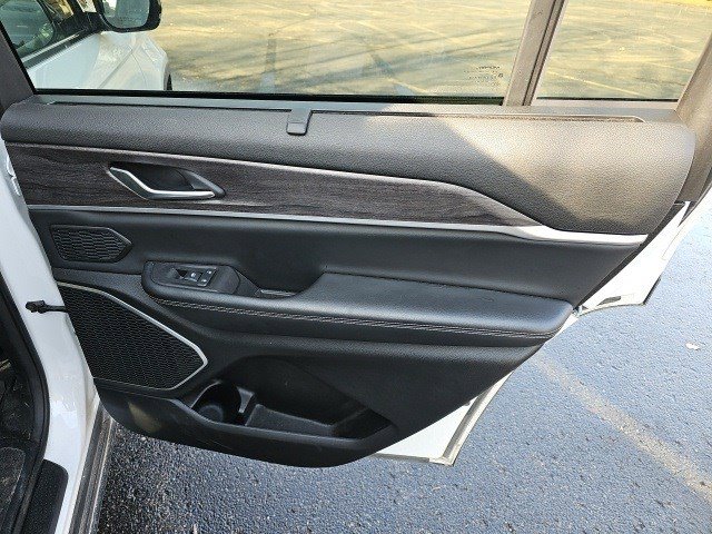 Used 2022 Jeep Grand Cherokee L Limited w/ Luxury Tech Group II image 17