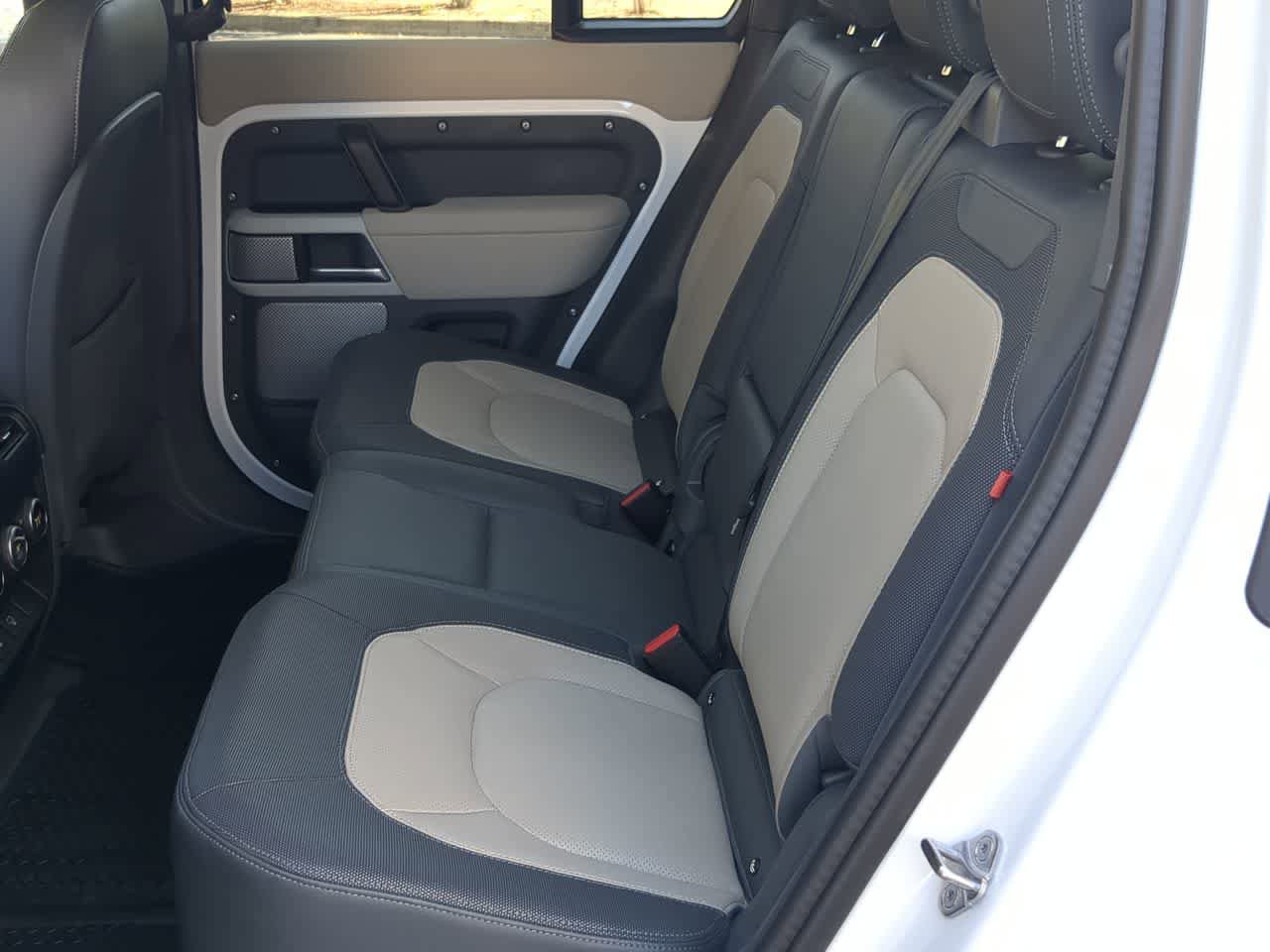New 2024 Land Rover Defender 130 X-Dynamic SE image 19