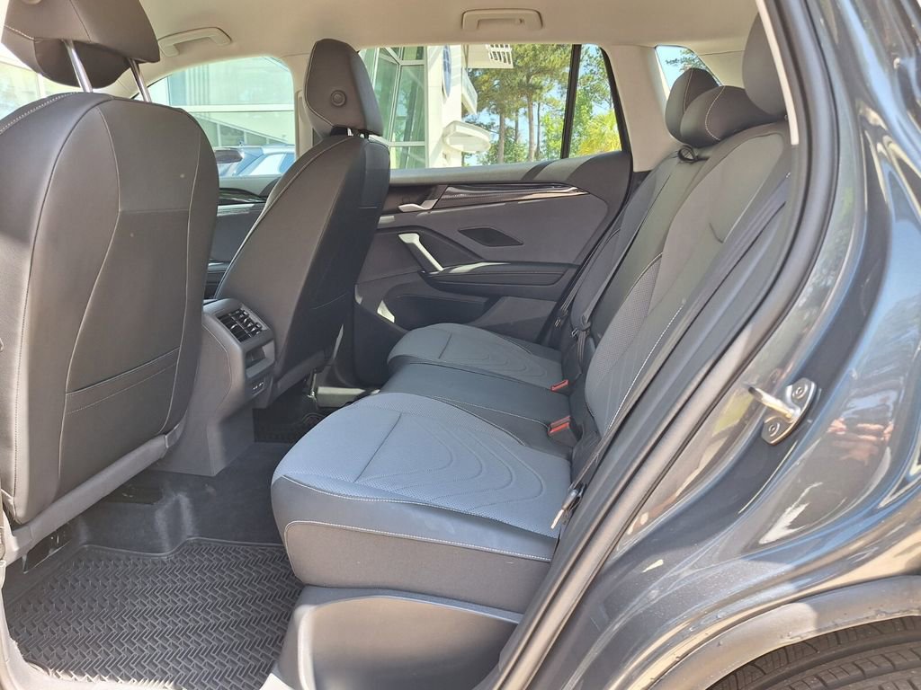 Used 2025 Volkswagen Tiguan SE FWD image 10