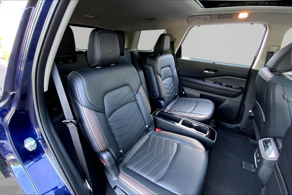 Used 2024 Nissan Pathfinder Platinum image 15