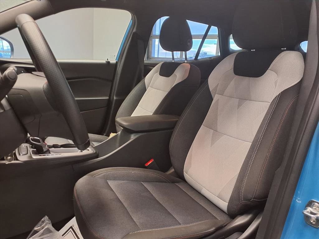 Used 2025 Chevrolet Trax RS w/ Driver Confidence Package image 11