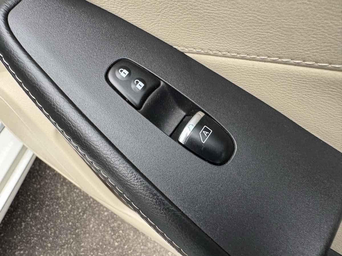 Used 2016 Nissan Maxima Platinum w/ Interior Lighting Package FWD image 34