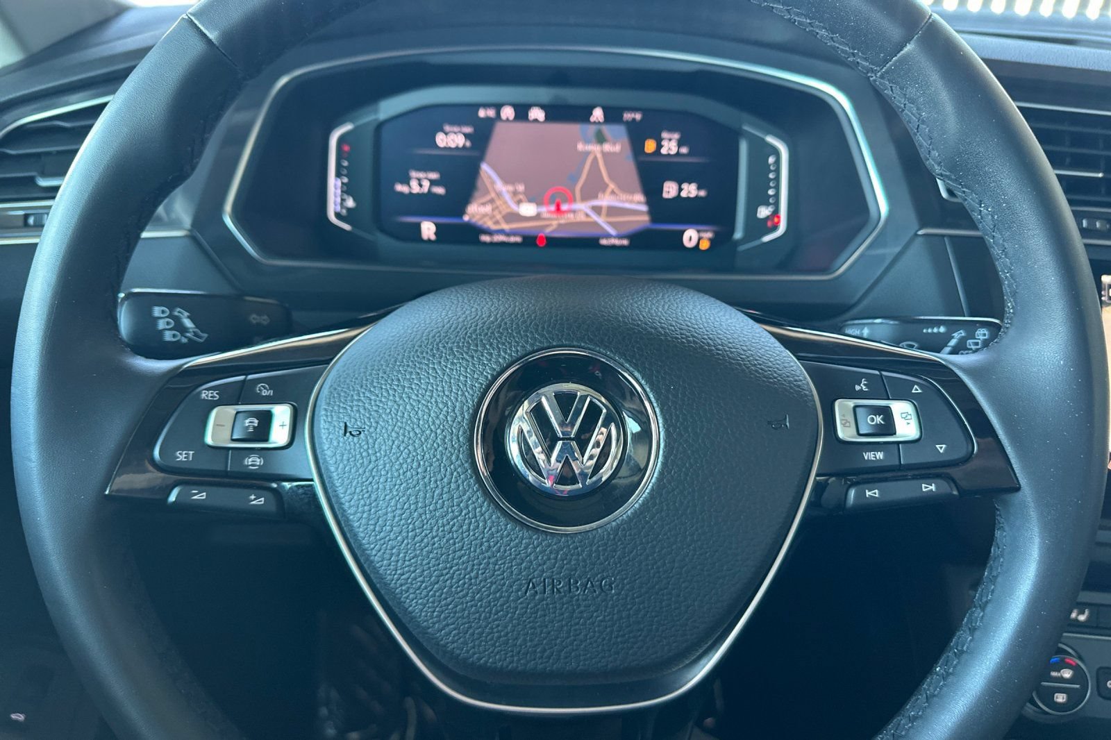 Used 2020 Volkswagen Tiguan SEL AWD/4WD image 26
