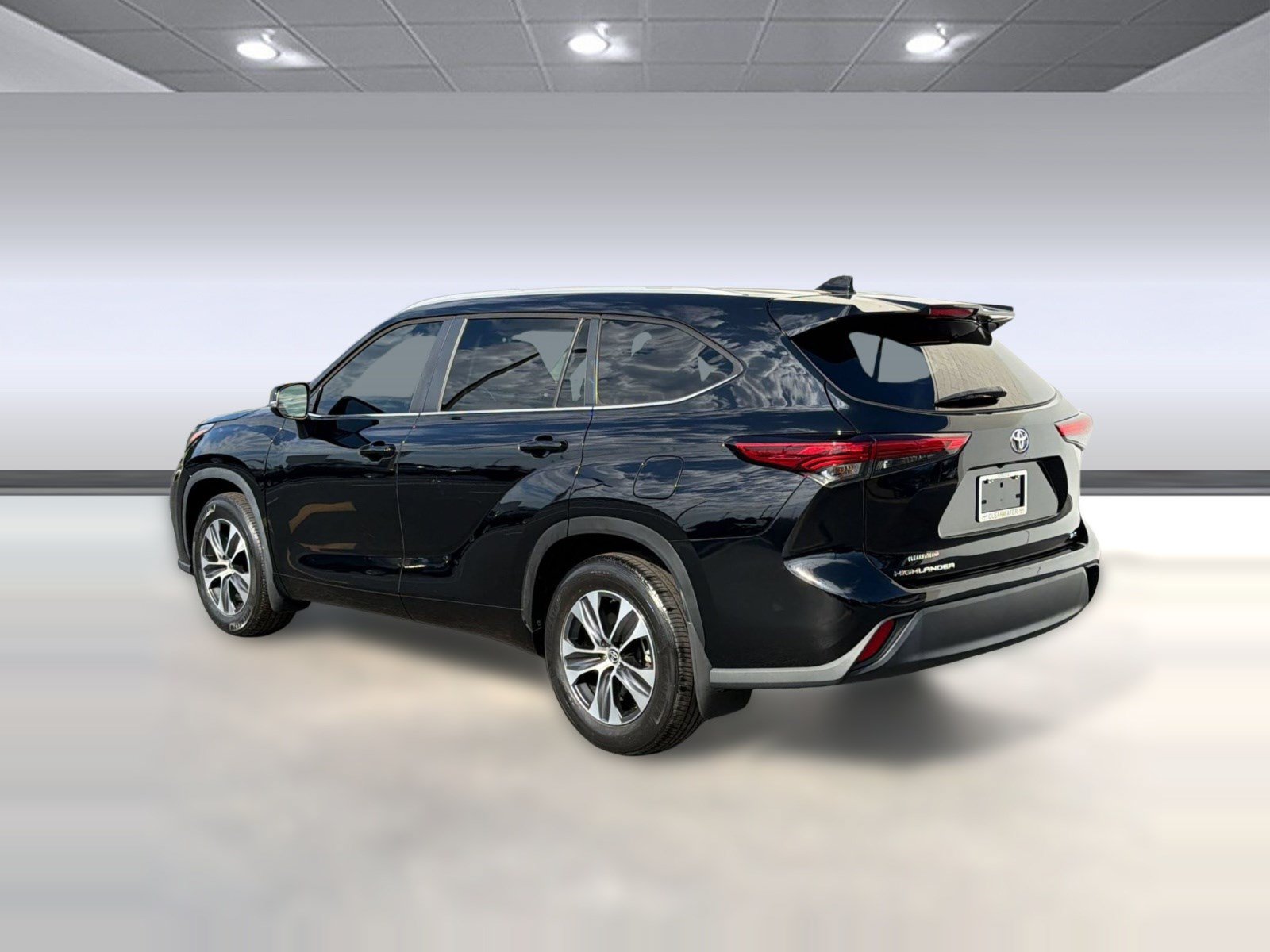 Used 2023 Toyota Highlander XLE FWD image 3