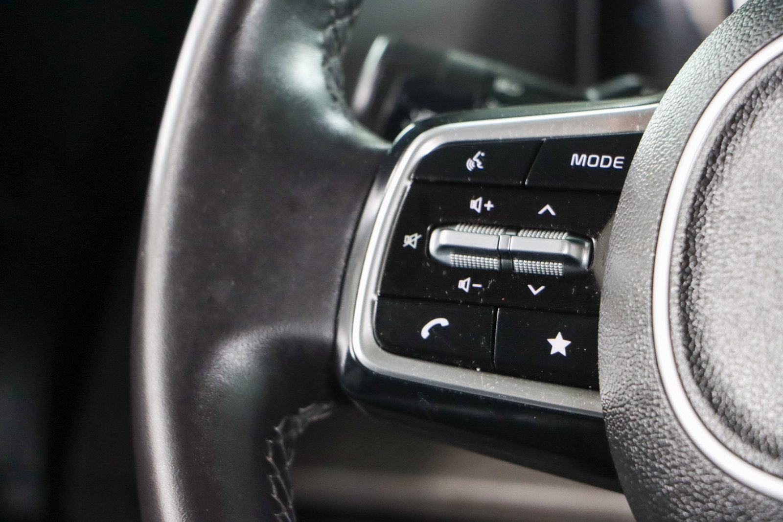 Used 2024 Kia Carnival EX FWD image 13