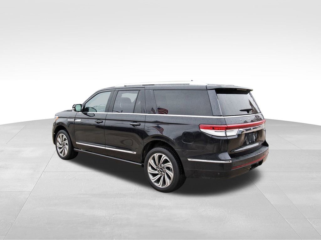 Used 2023 Lincoln Navigator L Reserve image 3
