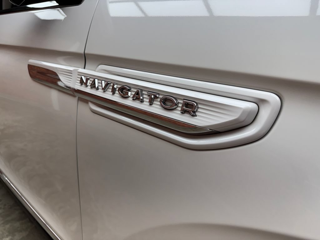 Used 2024 Lincoln Navigator L Reserve AWD/4WD image 8