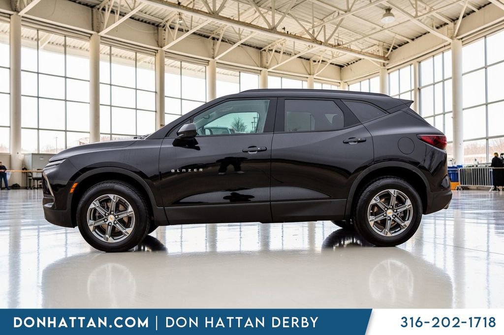 Used 2024 Chevrolet Blazer LT w/ Convenience Package FWD image 2