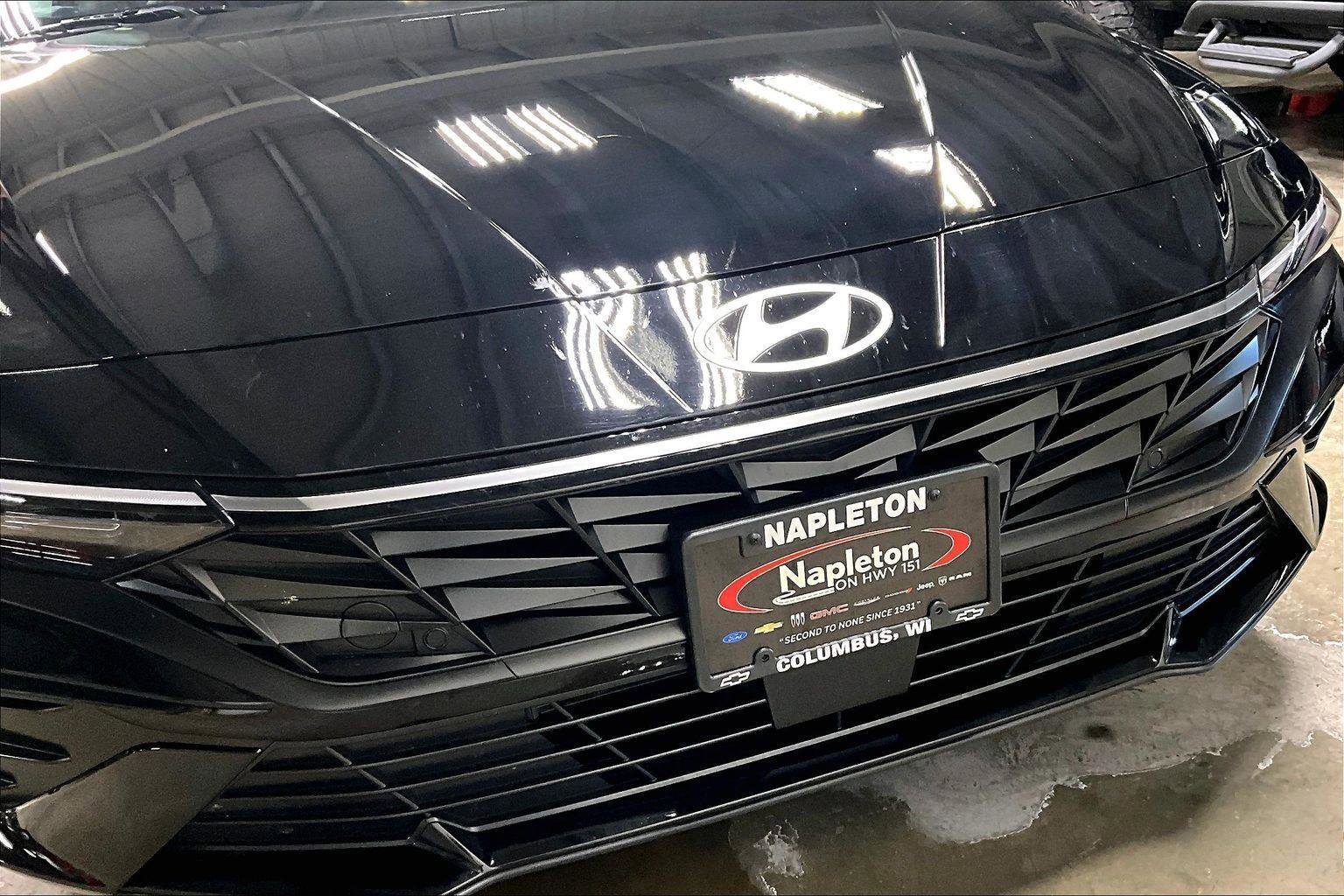 Used 2025 Hyundai Elantra Limited image 28