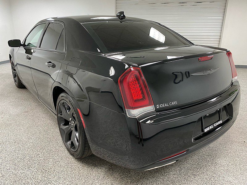 Used 2022 Chrysler 300 Touring w/ Sport Appearance Package image 7