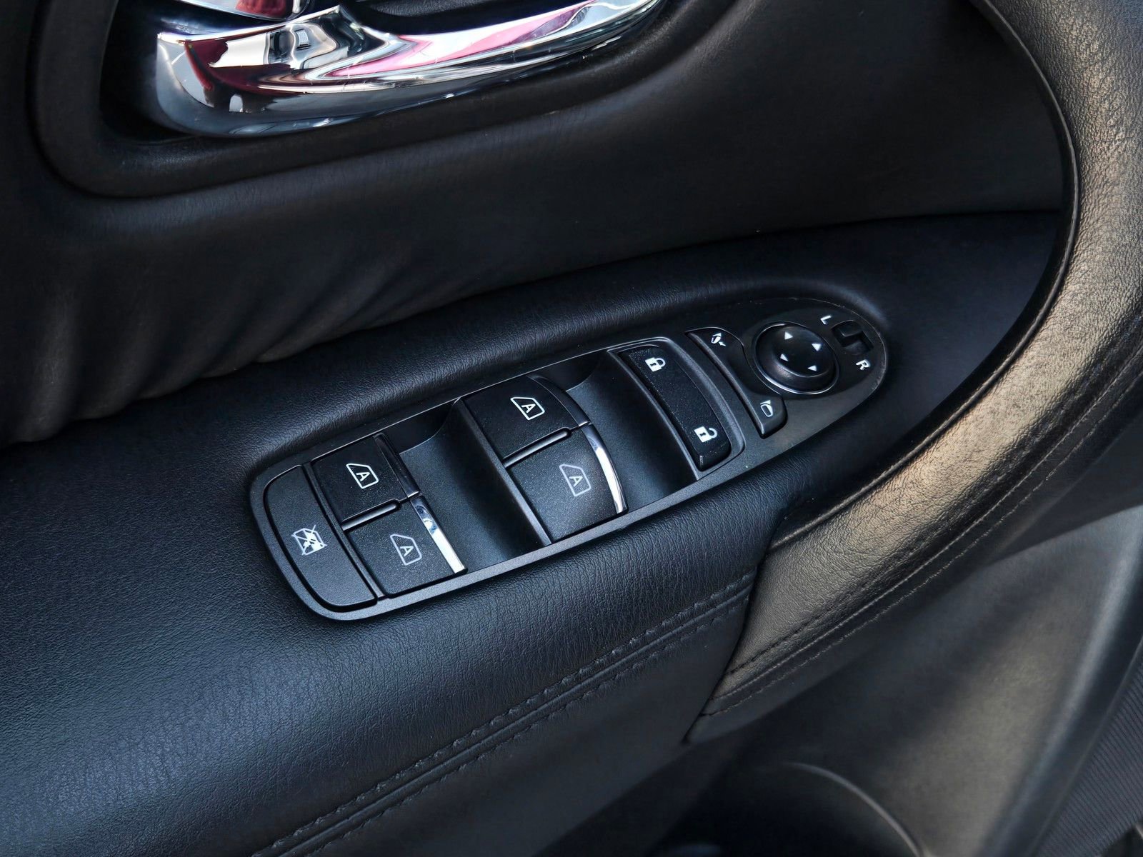 Used 2023 Nissan Armada SL w/ Captain's Chairs Package image 10