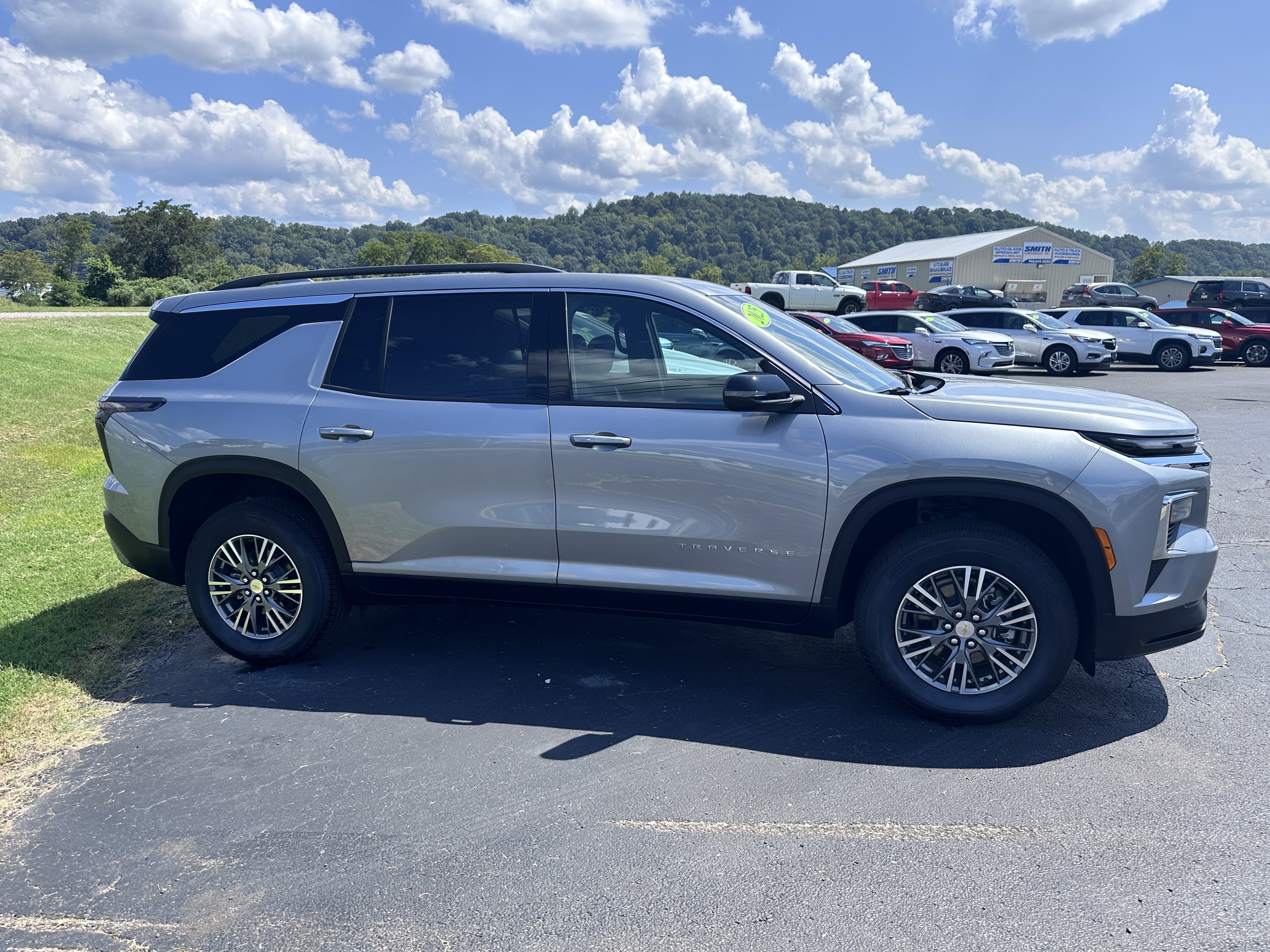 Used 2025 Chevrolet Traverse LT image 7