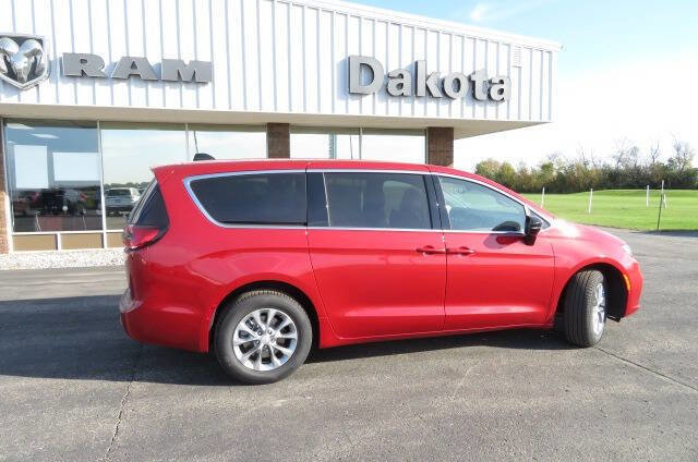 New 2026 Chrysler Pacifica Select image 2