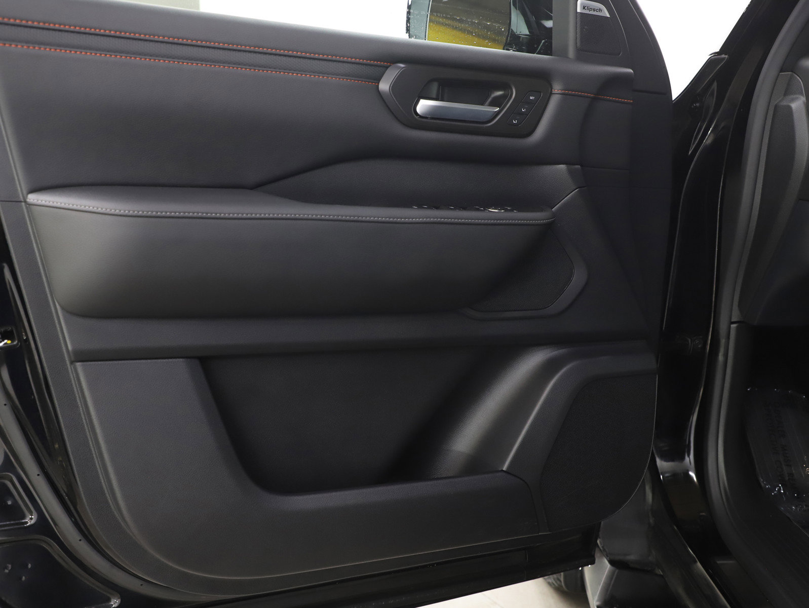 Used 2025 Nissan Armada PRO-4X w/ Pro-4X Premium Package image 22