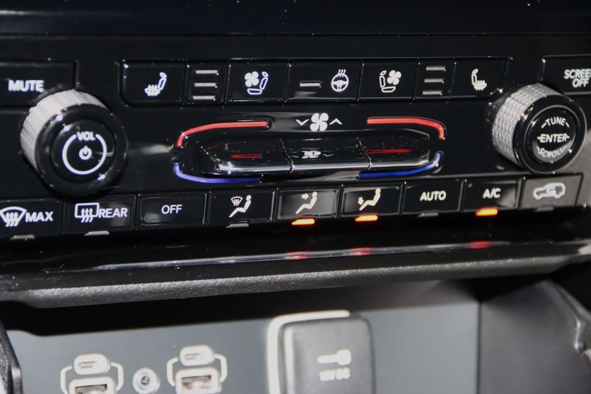 Used 2023 Jeep Grand Cherokee Overland AWD/4WD image 49