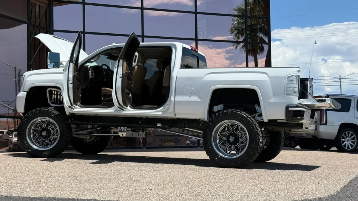 Used 2017 GMC Sierra 3500 Denali w/ Duramax Plus Package AWD/4WD image 33