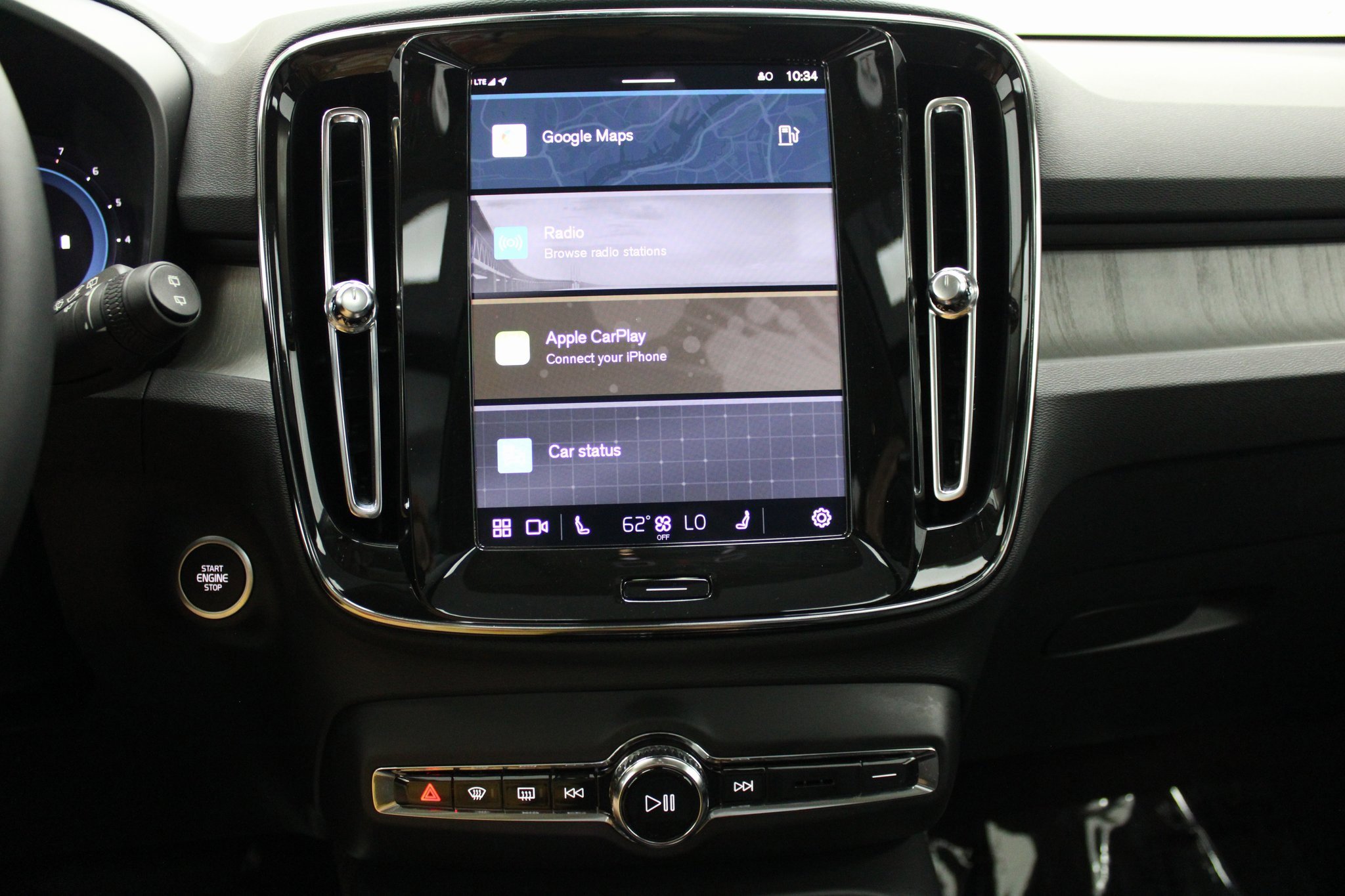 Used 2025 Volvo XC40 B5 Plus image 29
