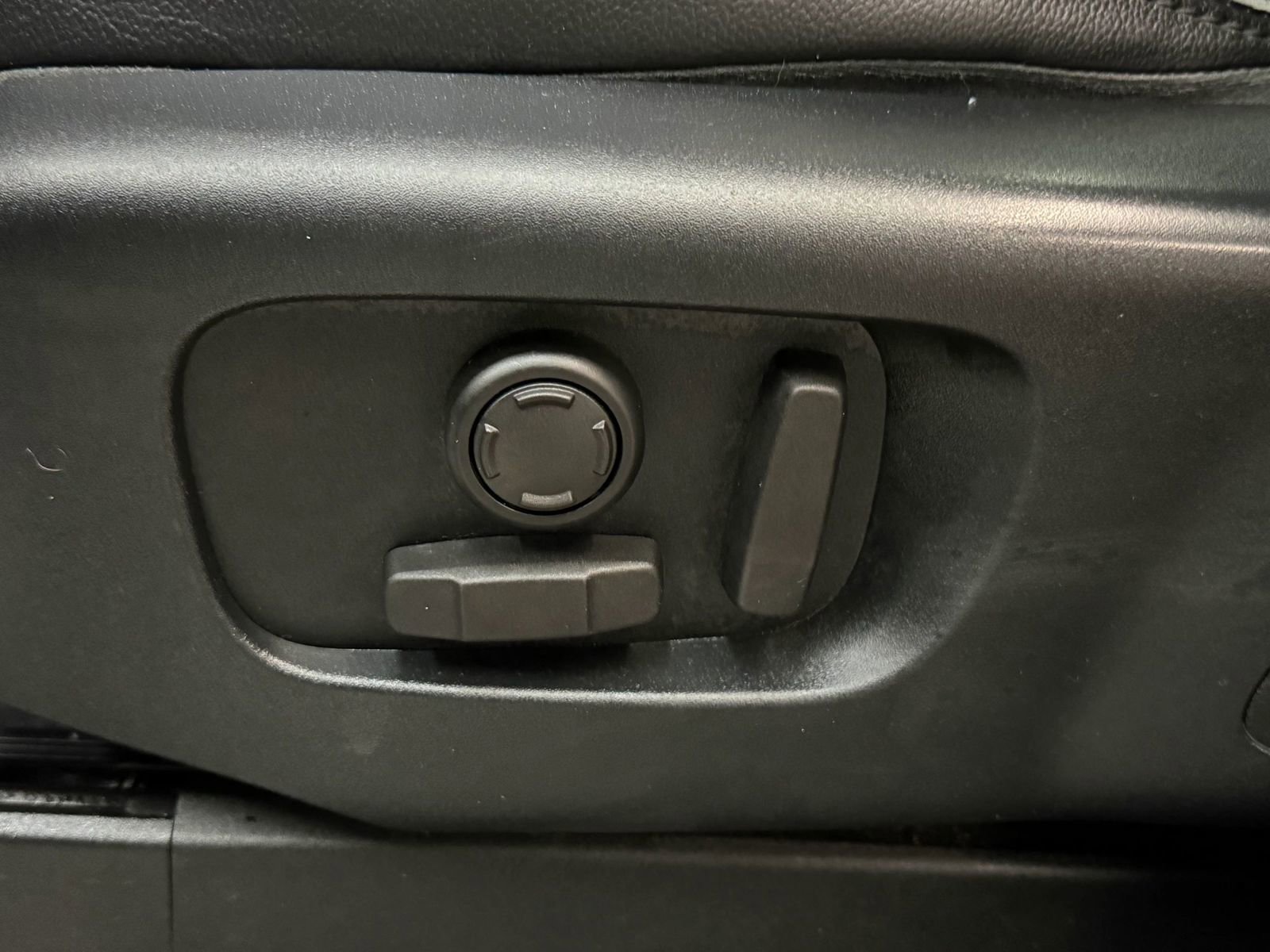 Used 2020 Land Rover Discovery SE image 25