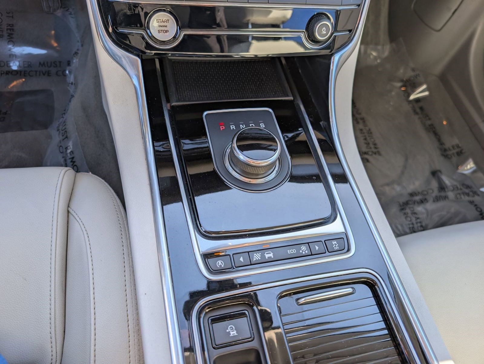 Used 2017 Jaguar XF Premium image 18