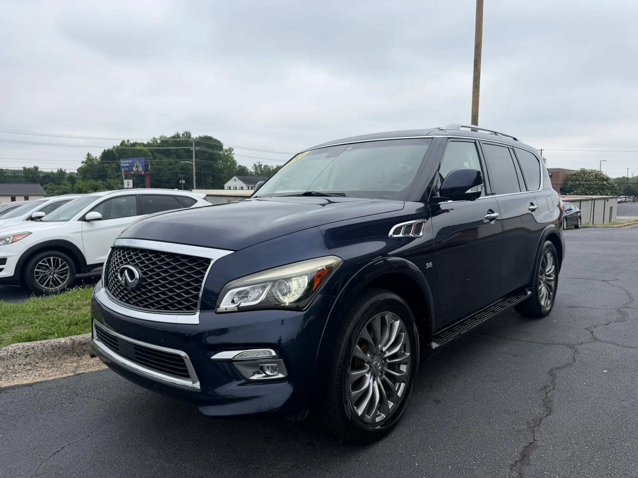 Used 2017 INFINITI QX80 2WD w/ Driver Assistance Package image 3