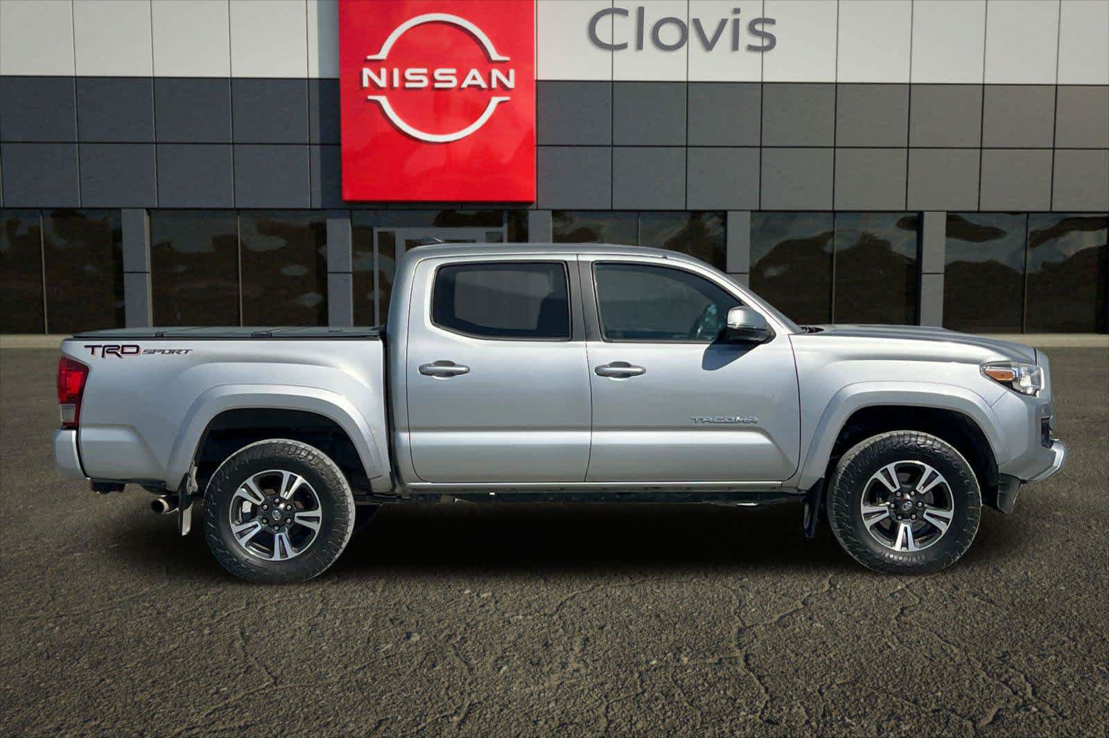 Used 2017 Toyota Tacoma TRD Sport w/ Tow Package RWD image 9