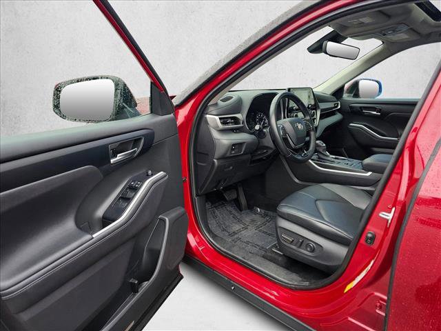 Used 2020 Toyota Highlander XLE AWD/4WD image 18