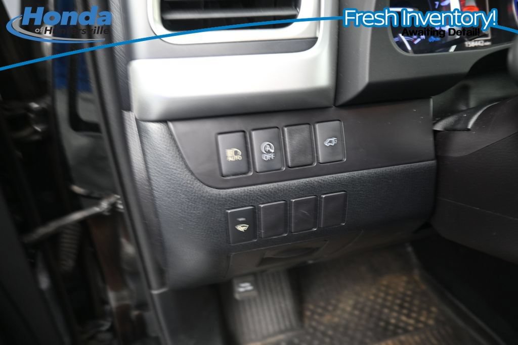 Used 2019 Toyota Highlander SE w/ Nightshade Edition AWD/4WD image 18