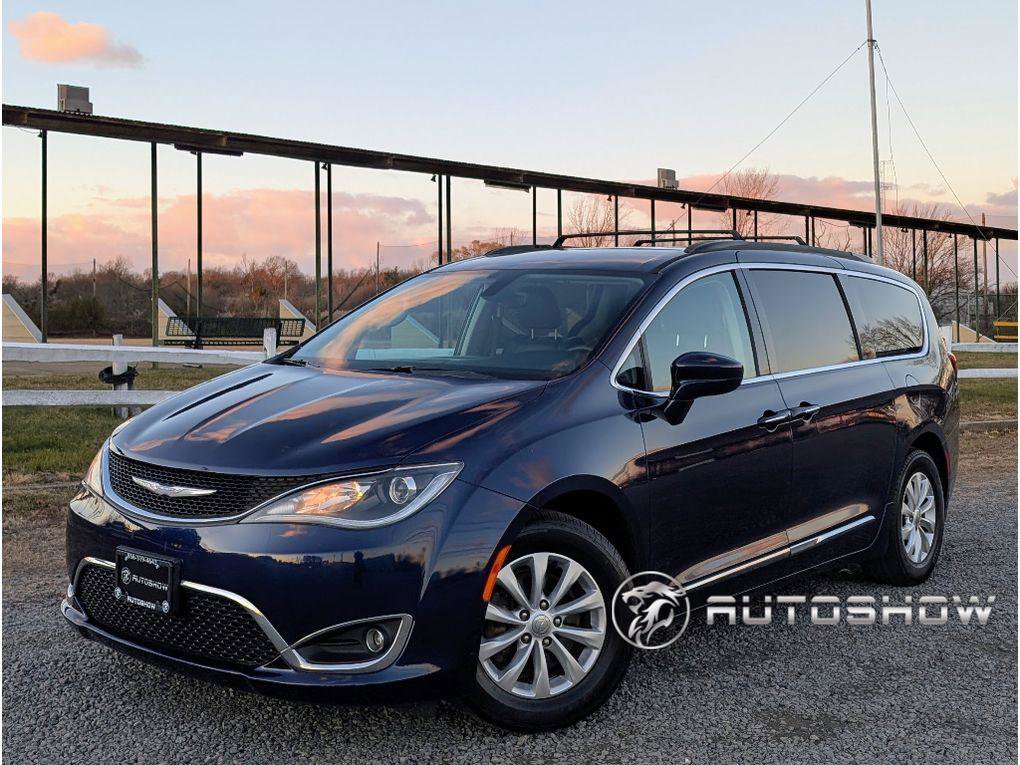 Used 2017 Chrysler Pacifica Touring-L image 1