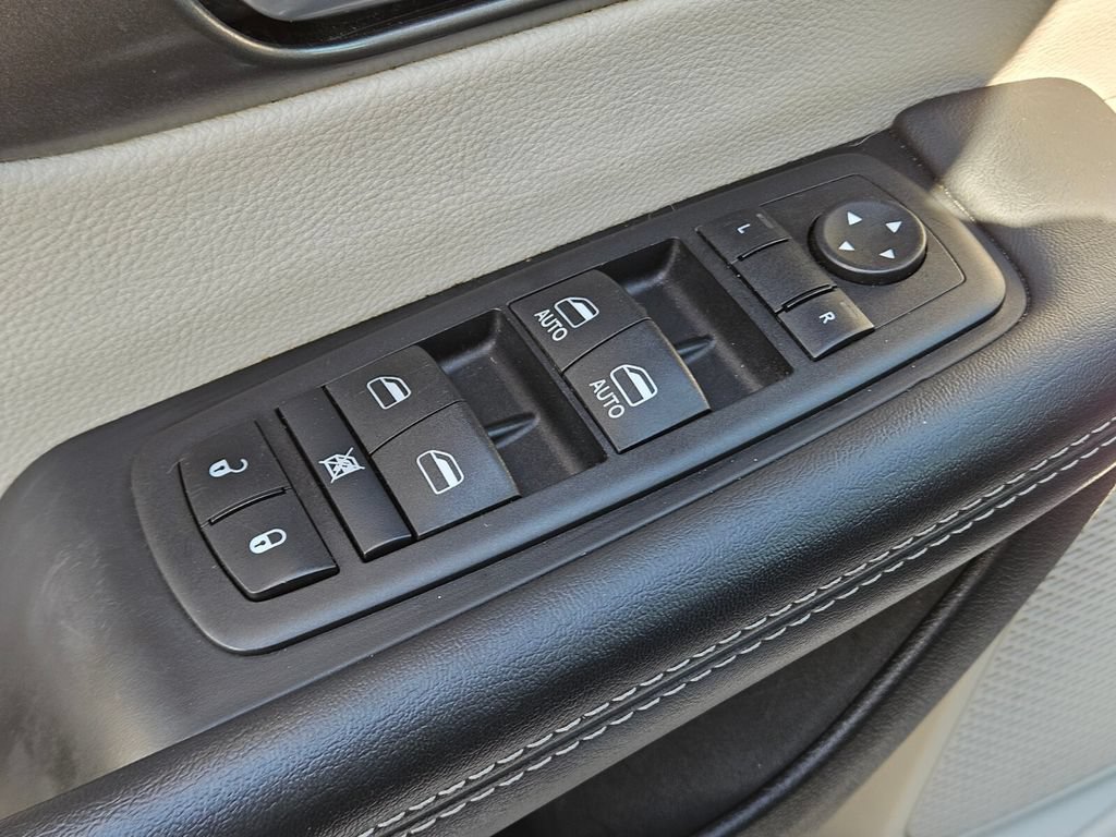 Used 2024 Chrysler Pacifica Touring-L FWD image 18