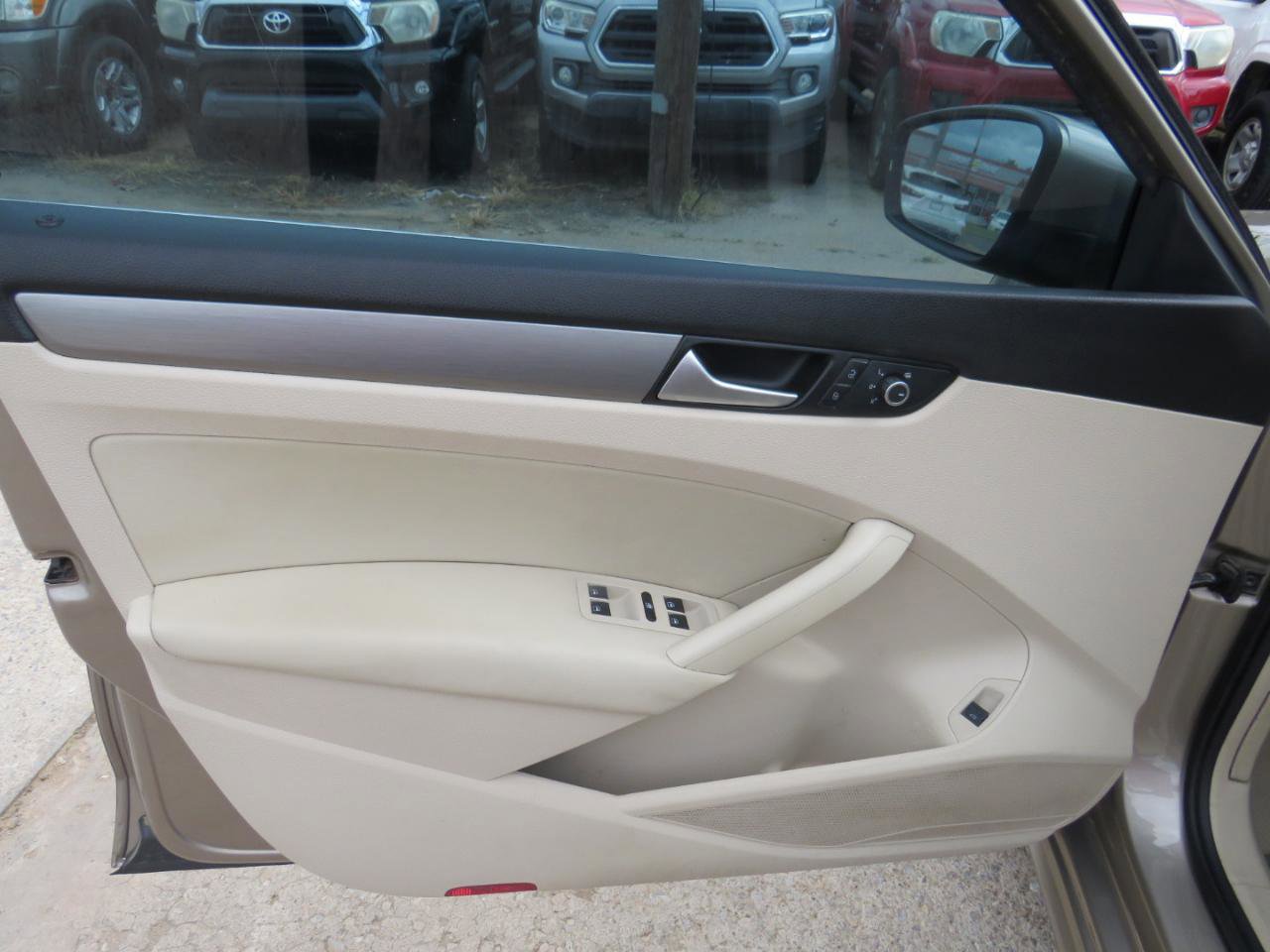 Used 2015 Volkswagen Passat TDI SE FWD image 9