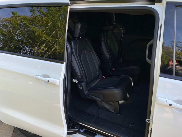 Used 2023 Chrysler Pacifica Touring-L w/ S Appearance Package image 35