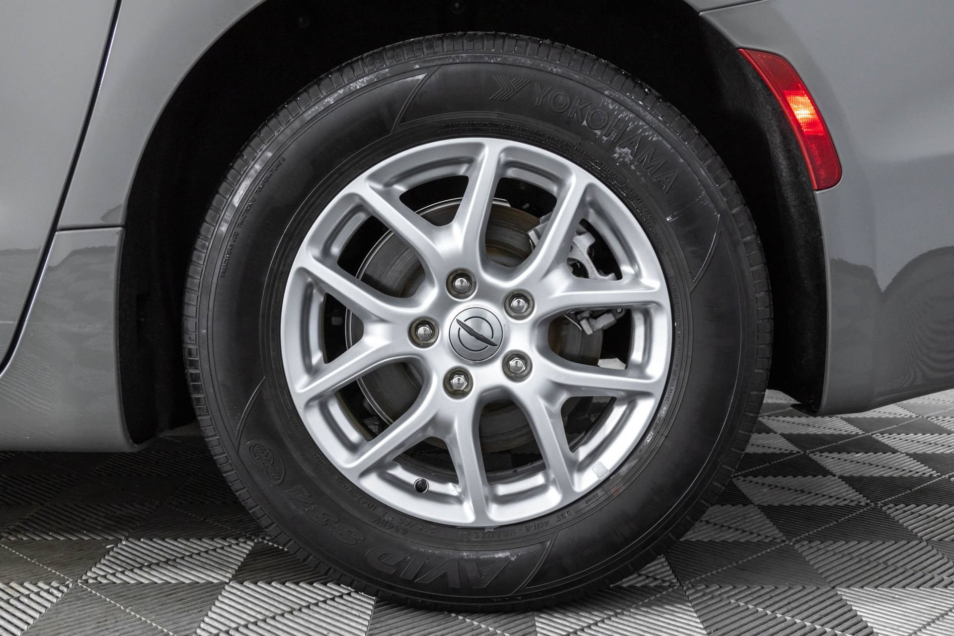 Used 2022 Chrysler Pacifica Touring-L FWD image 45