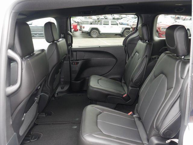 New 2026 Chrysler Pacifica Select image 24