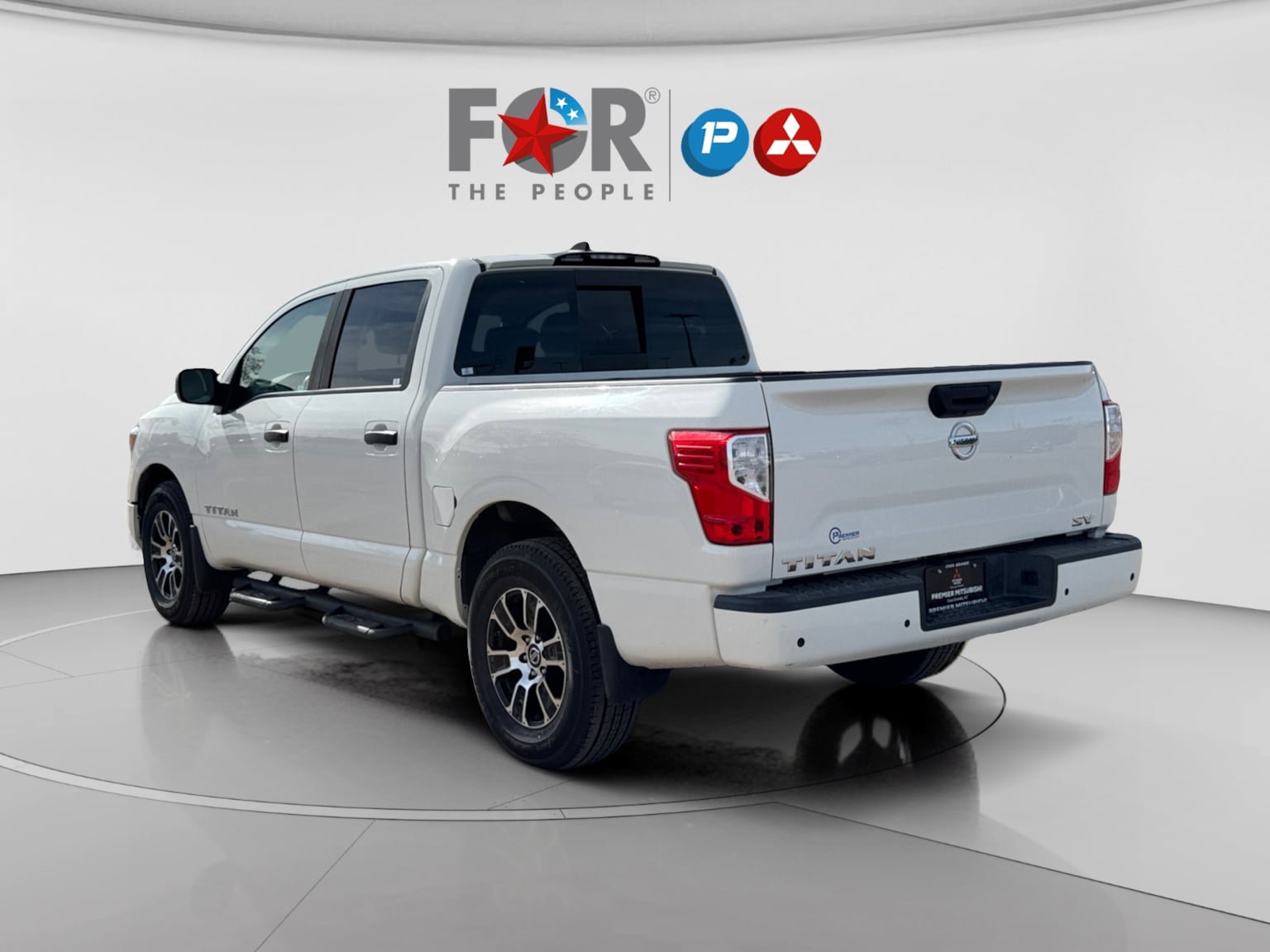 Used 2022 Nissan Titan SV w/ SV Convenience Package RWD image 3