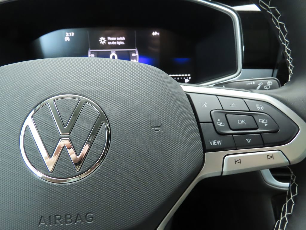 Used 2025 Volkswagen Taos SE w/ Panoramic Sunroof Package FWD image 12