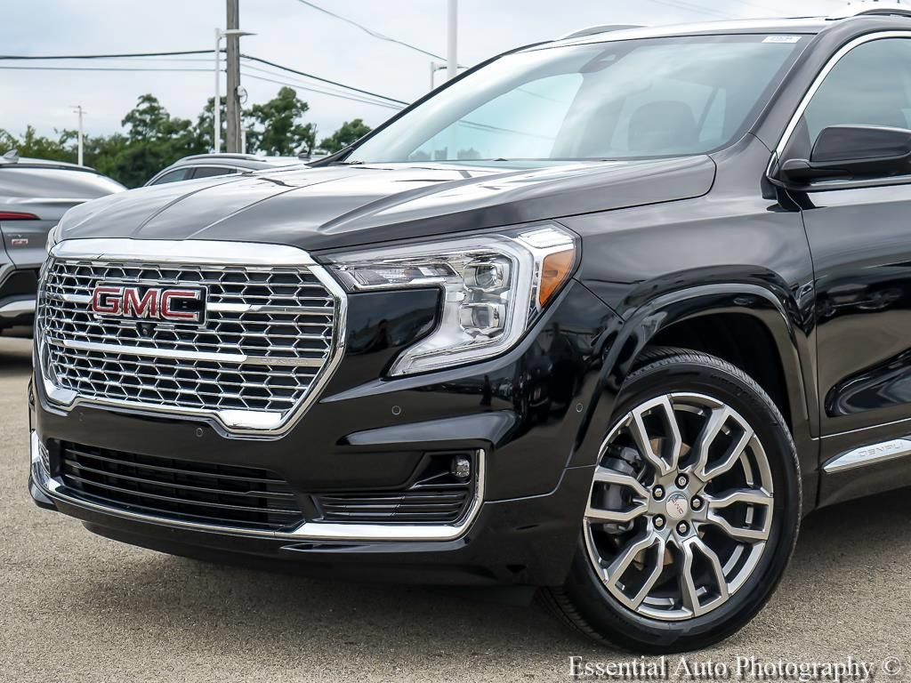 Used 2024 GMC Terrain Denali w/ Denali Premium Package AWD/4WD image 3