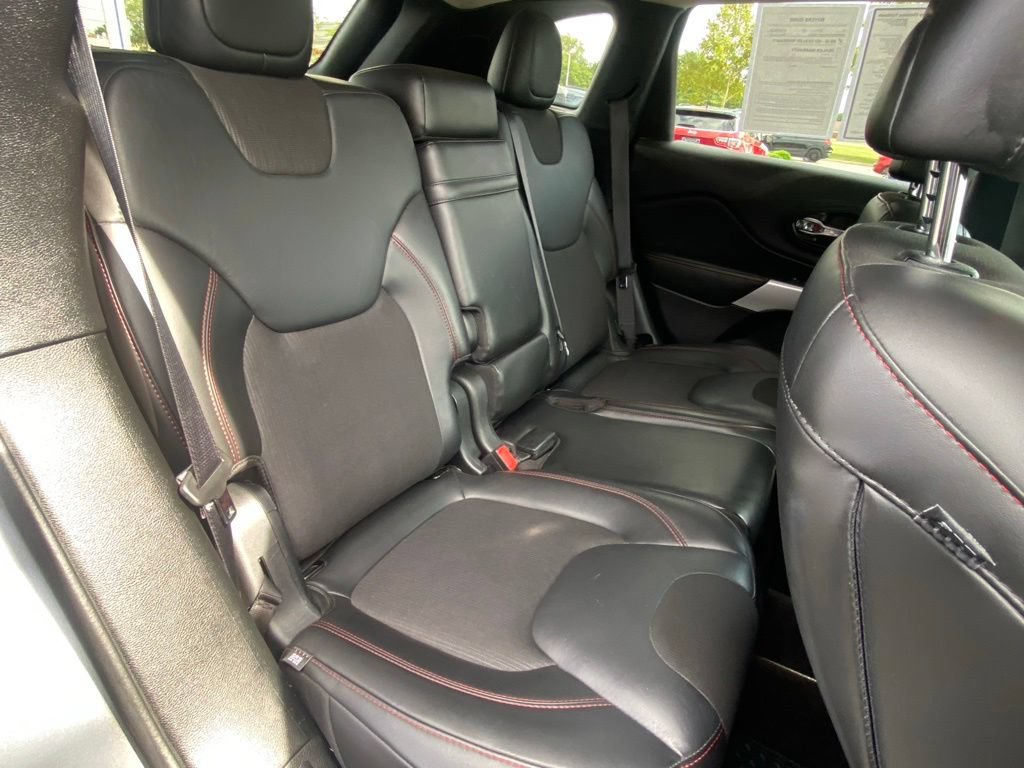 Used 2018 Jeep Cherokee Trailhawk AWD/4WD image 45
