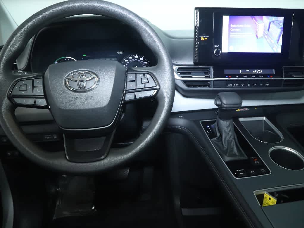 Used 2025 Toyota Sienna LE FWD image 26
