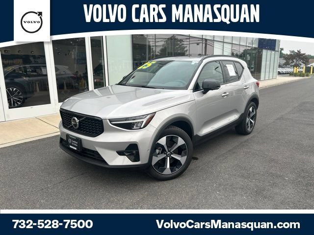 Certified 2025 Volvo XC40 B5 Plus AWD/4WD image 1
