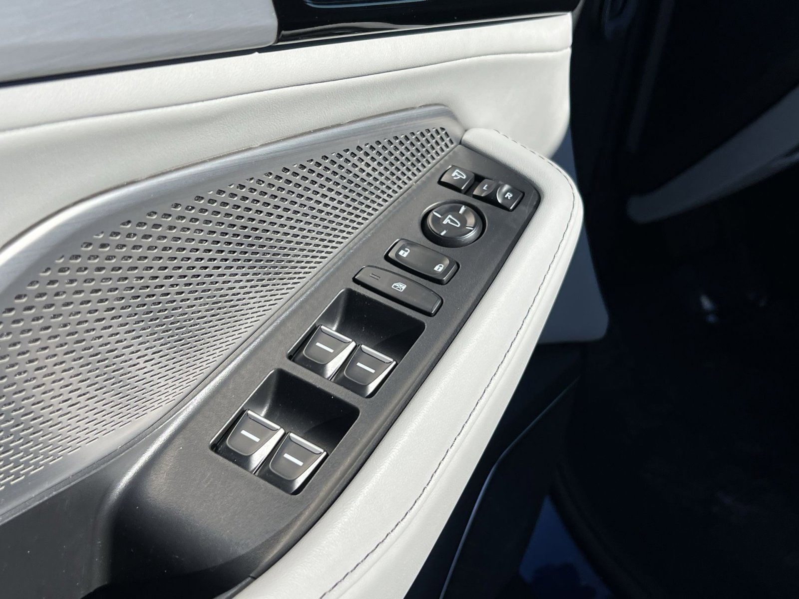 Certified 2023 Acura MDX SH-AWD w/ Technology Package image 12