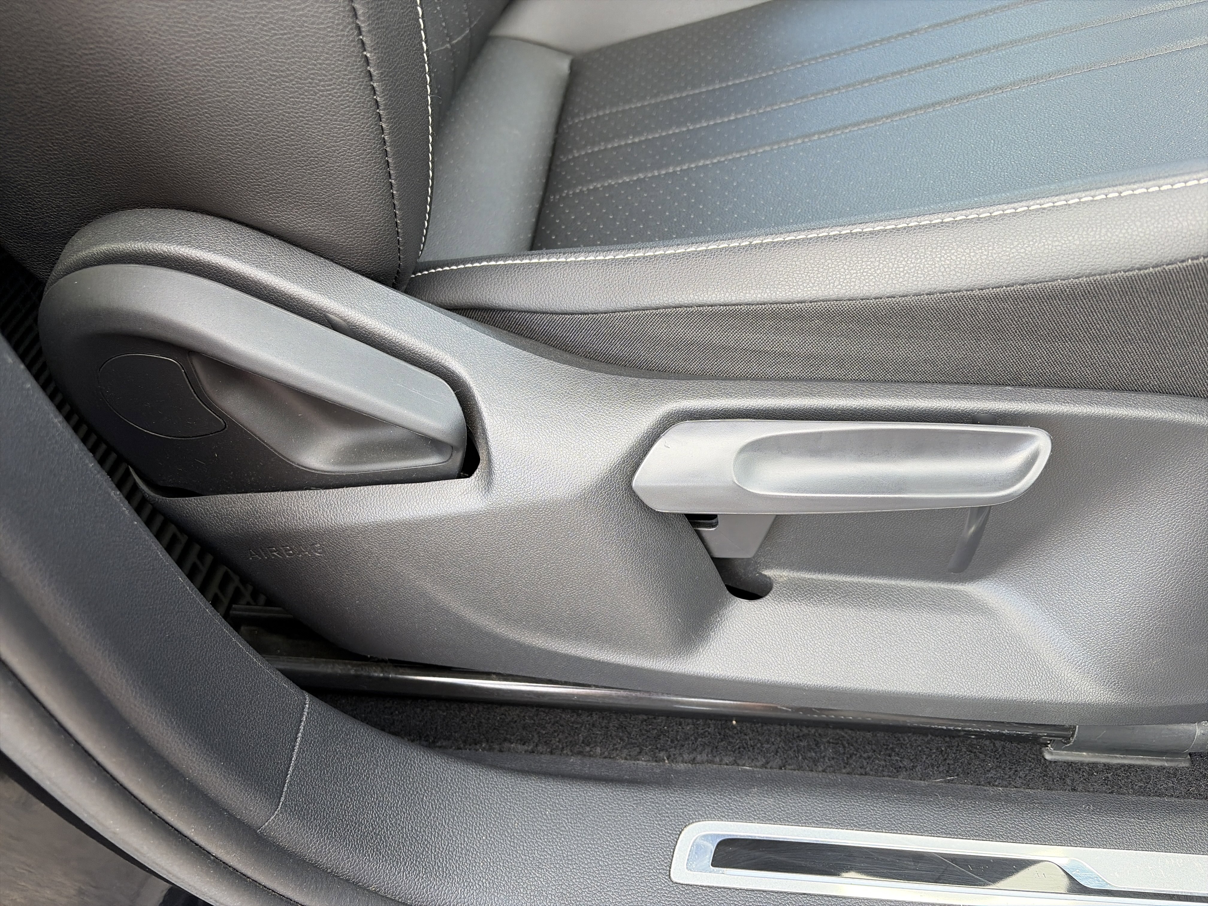 Certified 2023 Volkswagen Tiguan SE R-Line image 28